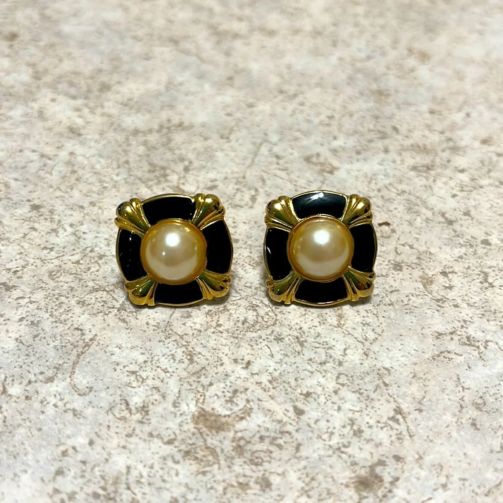 VINTAGE 80’s-90’s FAUX PEARL BLACK & GOLD CLASSIC STYLE EARRINGS - Picture 2 of 3